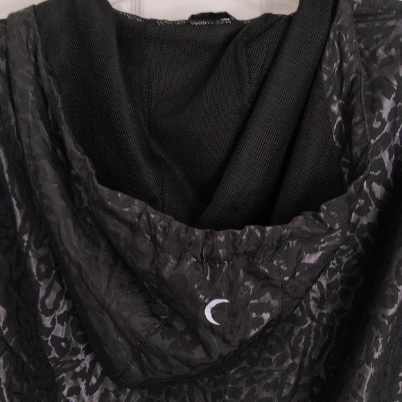 Zyia Active Medium Black Animal Print Lightweight Mesh Windbreaker Jade Jacket - Picture 4 of 16